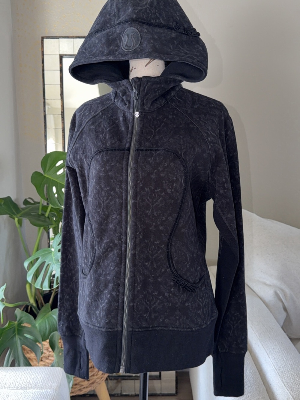 Lululemon Scuba Hoodie *Bow from the Hiver 2013 holiday collection.
